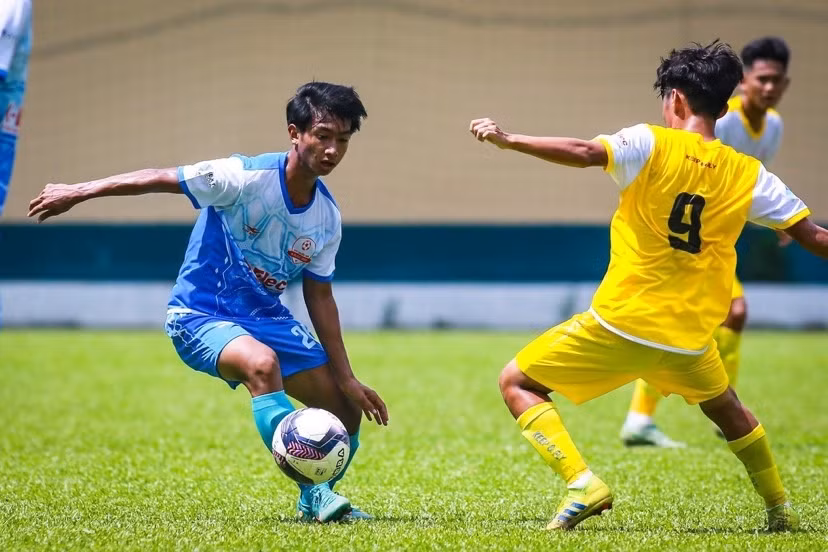 Môi Sê (xanh) là người đã mở tỷ số của trận đấu bằng siêu phẩm vô-lê. Ảnh: Nghi Thạo