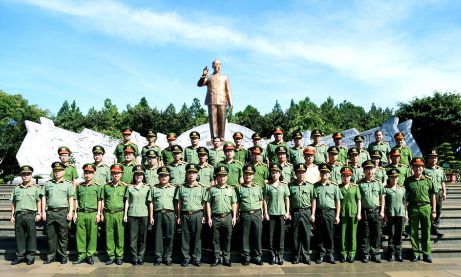 Cán bộ, chiến sĩ Công an chụp hình lưu niệm trước Tượng đài Bác Hồ với các dân tộc Tây Nguyên ở Quảng trường Đại Đoàn Kết (TP. Pleiku). Ảnh: NVCC