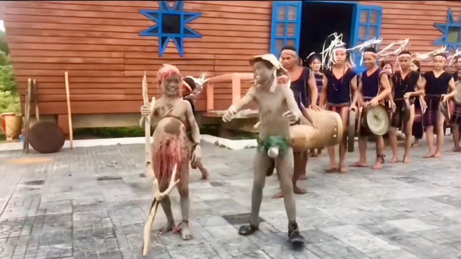  Hai pơtual dẫn đầu đội cồng chiêng trong clip gây tranh cãi. Ảnh cắt từ clip