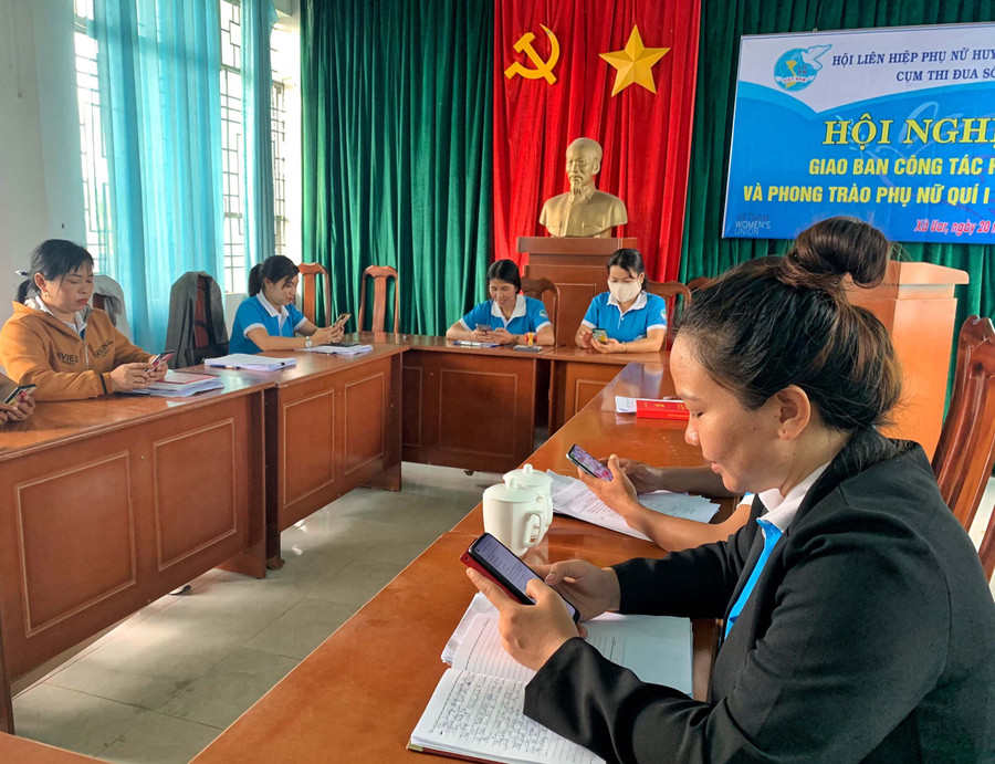 Cán bộ Hội LHPN huyện Krông Pa hưởng ứng tham gia cuộc thi. Ảnh: Minh Châu