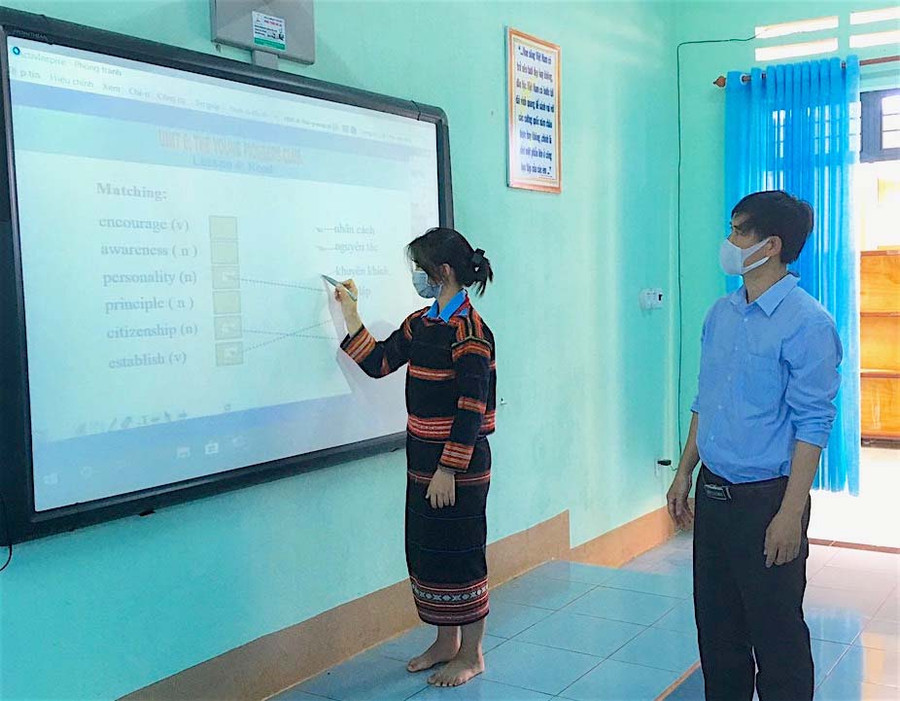 Học sinh Trường THCS Dân tộc Nội trú huyện Đức Cơ học tập trên bảng tương tác thông minh. Ảnh: Mộc Trà Học sinh Trường THCS Dân tộc Nội trú huyện Đức Cơ học tập trên bảng tương tác thông minh. Ảnh: Mộc Trà