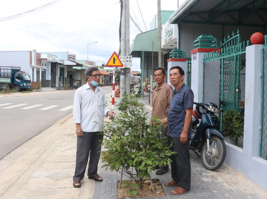 Người dân tổ 5 và 7 phường Tây Sơn, thị xã An Khê chung tay xây dựng tuyến đường xanh-sạch-đẹp. Ảnh: Ngọc Minh