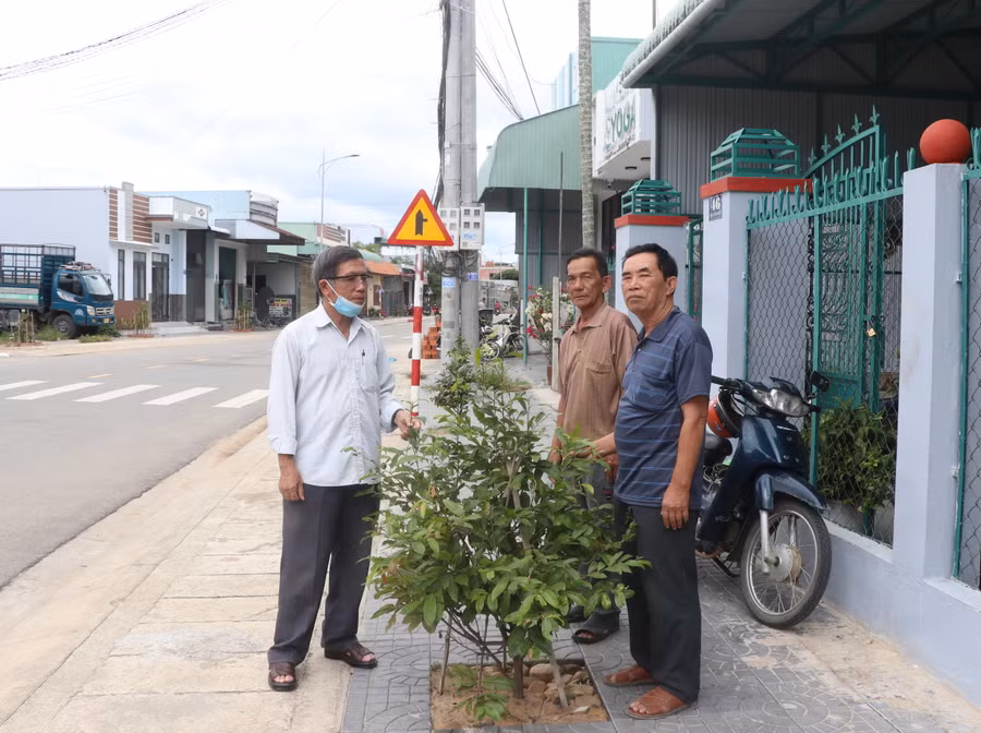 Người dân tổ 5 và 7 phường Tây Sơn, thị xã An Khê chung tay xây dựng tuyến đường xanh-sạch-đẹp. Ảnh: Ngọc Minh