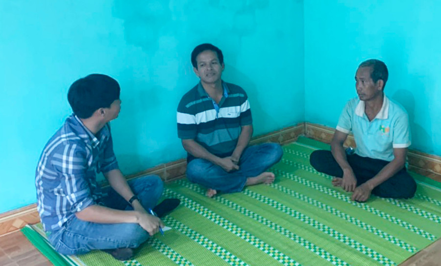 Gia đình bà Rơ Rơ Mah Yơnh chuyện trò với phóng viên về ngôi nhà Mái ấm Biên cương. Ảnh: Thiên Di Gia đình bà Rơ Rơ Mah Yơnh chuyện trò với phóng viên về ngôi nhà Mái ấm Biên cương. Ảnh: Thiên Di