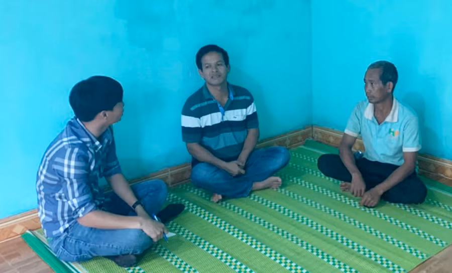 Gia đình bà Rơ Rơ Mah Yơnh chuyện trò với phóng viên về ngôi nhà Mái ấm Biên cương. Ảnh: Thiên Di Gia đình bà Rơ Rơ Mah Yơnh chuyện trò với phóng viên về ngôi nhà Mái ấm Biên cương. Ảnh: Thiên Di