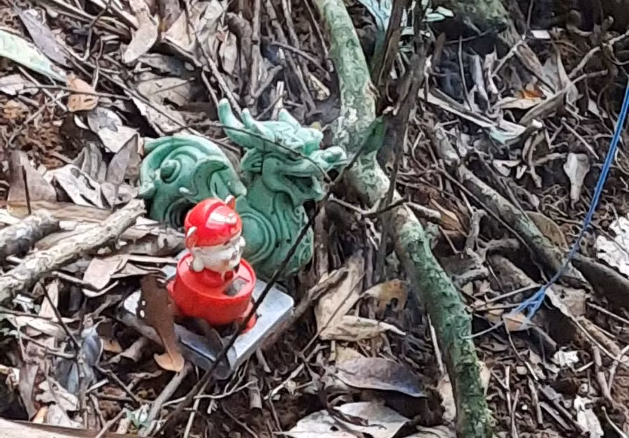 Hai bức tượng được cố định nơi các nạn nhân che lán. Ảnh: Lê Anh