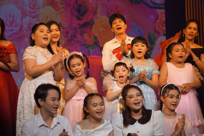  Các nghệ sĩ của Nhà hát Trần Hữu Trang và các diễn viên nhí trong tiết mục ra mắt khán giả