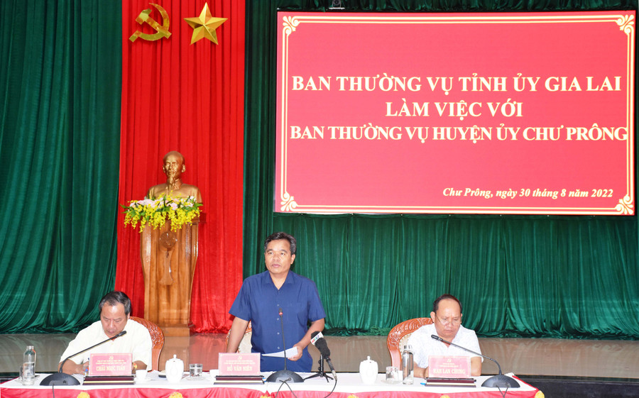 Bí thư Tỉnh ủy Hồ Văn Niên phát biểu kết luận buổi làm việc. Ảnh: Vĩnh Hoàng Bí thư Tỉnh ủy Hồ Văn Niên kết luận buổi làm việc với Ban Thường vụ Huyện ủy Chư Prông. Ảnh: Vĩnh Hoàng