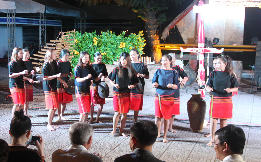 Các nghệ nhân tỉnh Đắk Lắk biểu diễn tại đêm giao lưu. Ảnh: Hoàng Bình