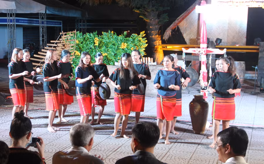 Các nghệ nhân tỉnh Đắk Lắk biểu diễn tại đêm giao lưu. Ảnh: Hoàng Bình