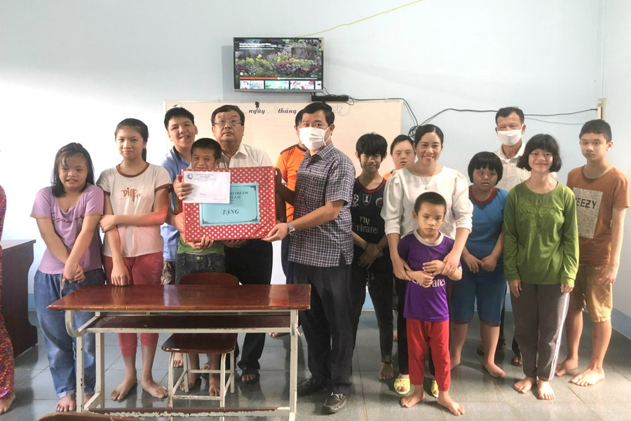 Hội NNCĐDC-dioxin tỉnh đón nhận quà của Quỹ Bảo trợ trẻ em tỉnh tặng cho các cháu bị chất độc da cam đang được nuôi dưỡng tại Trung tâm Nuôi dưỡng, phục hồi chức năng bán trú cho NNCĐDC tỉnh thuộc Hội quản lý. Ảnh: Đinh Yến