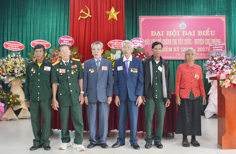 Ban Chấp hành Hội Cựu tù Chính trị yêu nước huyện nhiệm kỳ III ra mắt trước Đại hội. Ảnh: Anh Huy