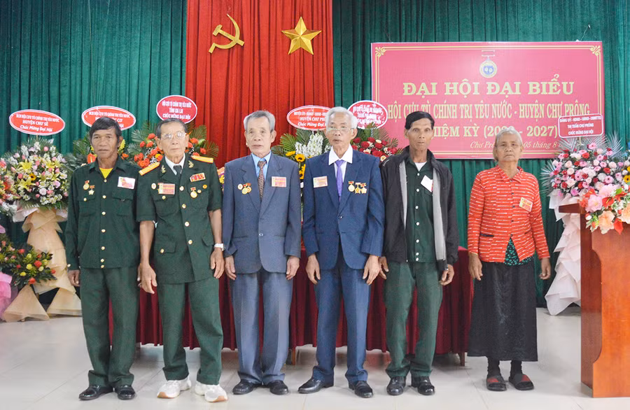 Ban Chấp hành Hội Cựu tù Chính trị yêu nước huyện nhiệm kỳ III ra mắt trước Đại hội. Ảnh: Anh Huy