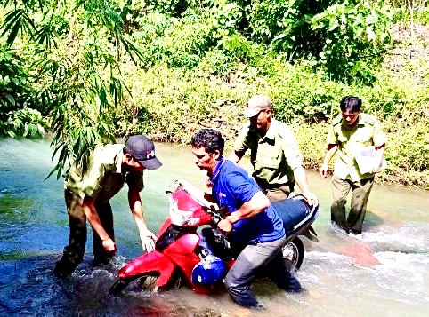 Lực lượng bảo vệ rừng của Ban Quản lý rừng phòng hộ Đông Bắc trên đường tuần tra, quản lý bảo vệ rừng. Ảnh: Minh Nguyễn