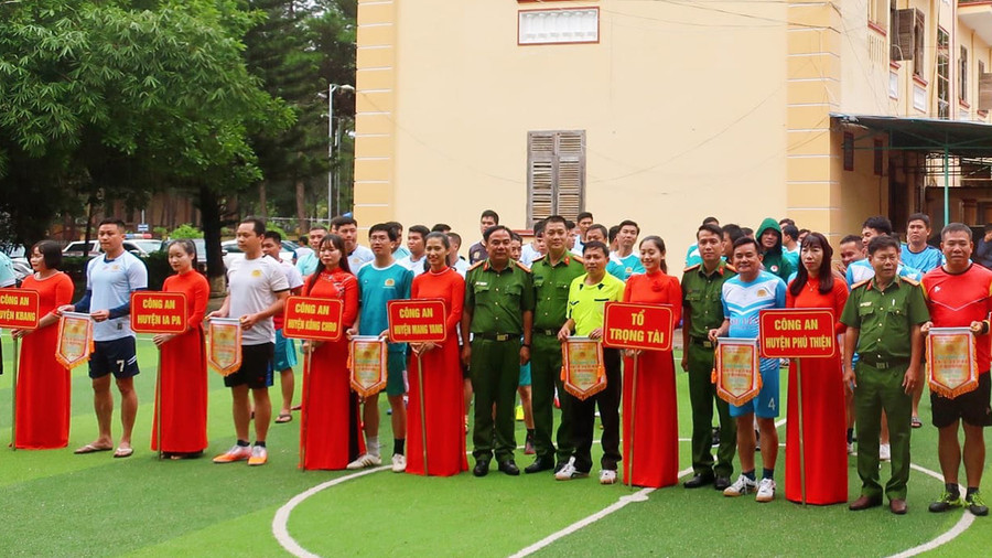 Ban tổ chức tặng cờ lưu niệm cho các đội bóng tham gia tại giải. Ảnh: Vũ Ngọc Ban tổ chức tặng cờ lưu niệm cho các đội bóng tham gia tại giải. Ảnh: Vũ Ngọc