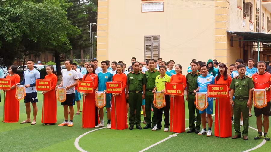 Ban tổ chức tặng cờ lưu niệm cho các đội bóng tham gia tại giải. Ảnh: Vũ Ngọc