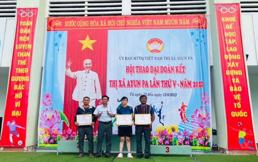 Ban Tổ chức trao giải nhất, nhì, ba cho các đoàn vận động viên. Ảnh: Sông Hương