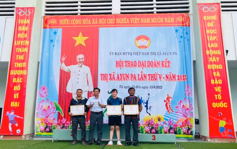 Ban Tổ chức trao giải nhất, nhì, ba cho các đoàn vận động viên. Ảnh: Sông Hương