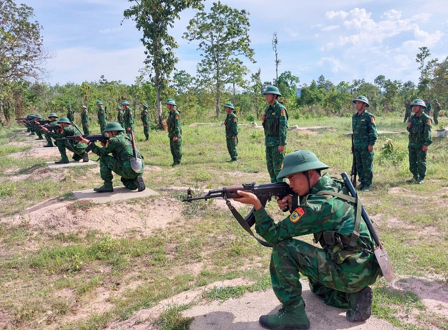 Các sĩ quan trẻ lực lượng Bộ đội Biên phòng tỉnh điều hành đơn vị huấn luyện. Ảnh: Vĩnh Hoàng