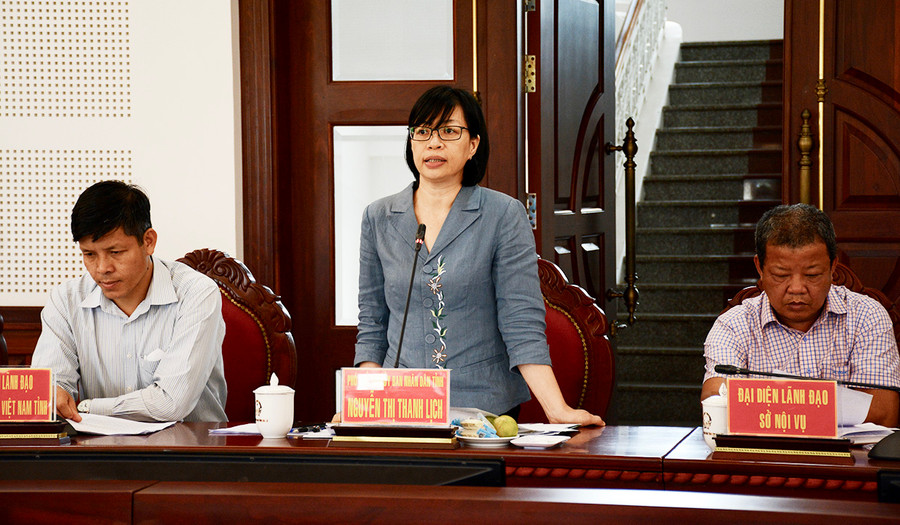  Phó Chủ tịch UBND tỉnh Nguyễn Thị Thanh Lịch trao đổi quan điểm của tỉnh trong thực hiện chính sách pháp luật về tín ngưỡng, tôn giáo. Ảnh: Lam Nguyên