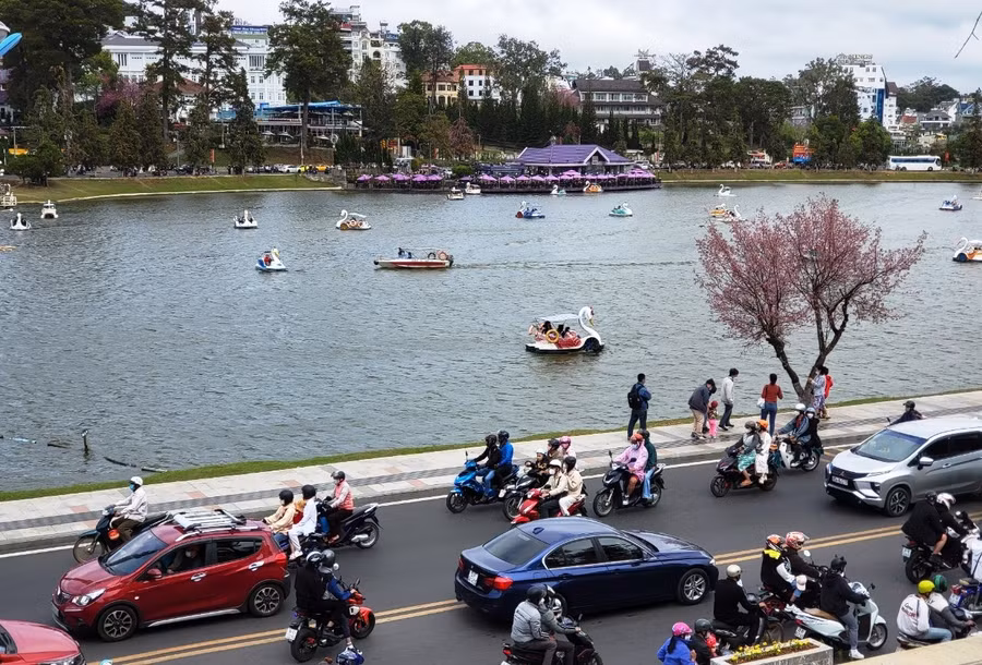 Đường Trần Quốc Toản sẽ cấm đậu xe ô tô từ 16 chỗ trở lên phía tiếp giáp với hồ Xuân Hương. Ảnh: Gia Bình