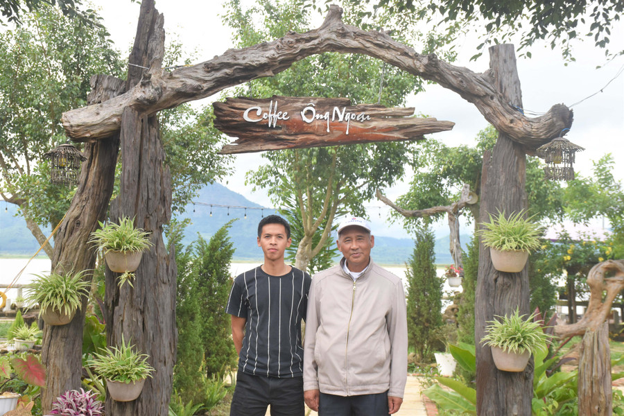 Ông Thái Văn Hiếu cùng cháu ngoại làm du lịch trên chính mảnh đất của gia đình. Ảnh: Trần Dung