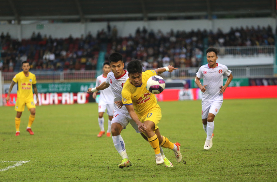 Trận đấu đã diễn ra hấp dẫn với nhiều bàn thắng cùng các cơ hội được tạo ra. Ảnh: Văn Ngọc