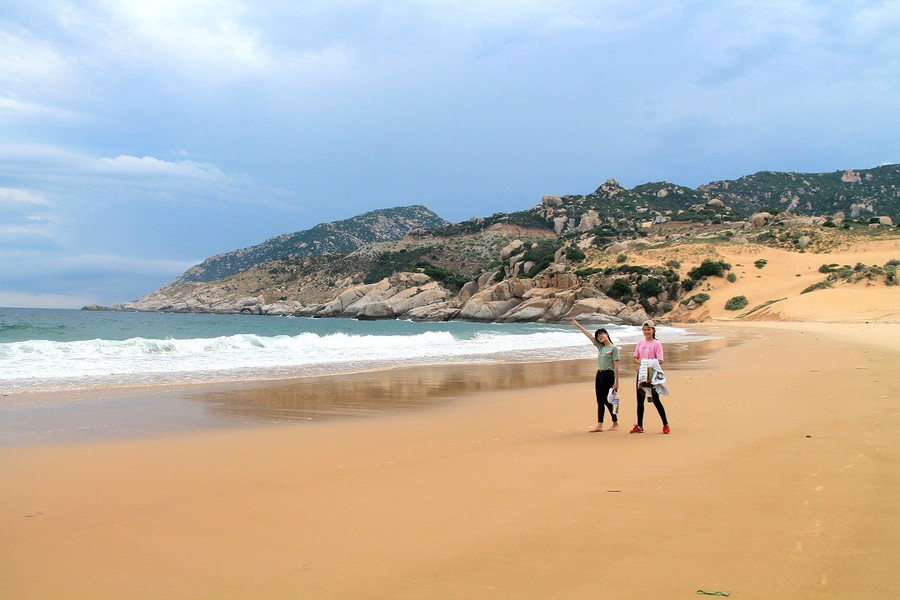 Bãi Tràng nằm ngay dưới chân núi trên ngọn hải đăng Mũi Dinh, thuộc xã Phước Dinh, huyện Thuận Nam, tỉnh Ninh Thuận, cách trung tâm thành phố chừng 30km về hướng nam. 