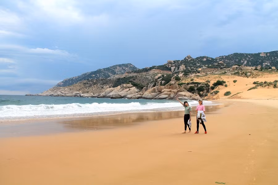 Bãi Tràng nằm ngay dưới chân núi trên ngọn hải đăng Mũi Dinh, thuộc xã Phước Dinh, huyện Thuận Nam, tỉnh Ninh Thuận, cách trung tâm thành phố chừng 30km về hướng nam. 