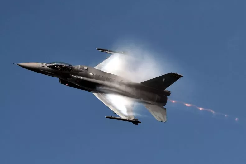 Một chiếc F-16 bay trong cuộc duyệt binh ở Thessaloniki, Hy Lạp vào ngày 28/10/2021. Các nhà lãnh đạo Ukraine đang thúc giục Mỹ cung cấp các máy bay chiến đấu hiện đại như F-16 để giúp Kiev đánh bại Nga. Ảnh AFP/Getty. Một chiếc F-16 bay trong cuộc duyệt binh ở Thessaloniki, Hy Lạp vào ngày 28/10/2021. Các nhà lãnh đạo Ukraine đang thúc giục Mỹ cung cấp các máy bay chiến đấu hiện đại như F-16 để giúp Kiev đánh bại Nga. Ảnh AFP/Getty.