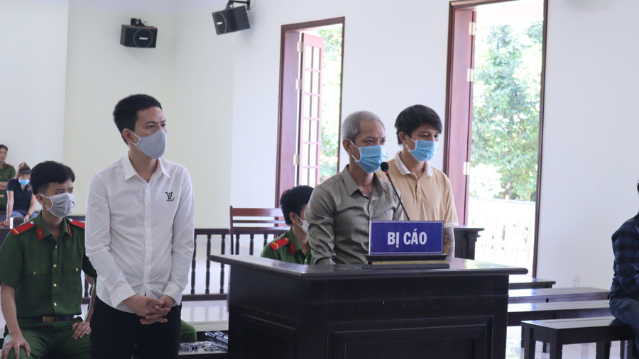 Các bị cáo (từ phải qua) Hùng, Long và Lâm tại phiên tòa sơ thẩm ngày 30.8 Các bị cáo (từ phải qua) Hùng, Long và Lâm tại phiên tòa sơ thẩm ngày 30.8