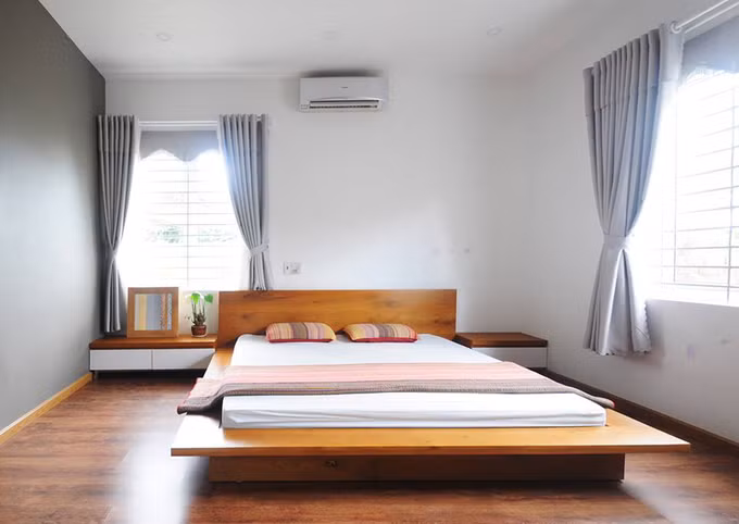 Mặt bằng rộng 250 m2 có thể bố trí được 4 phòng ngủ. Trong khi đó, gia đình chỉ có 4 người (2 vợ chồng, 2 con nhỏ đang ngủ chung). Bởi vậy, kiến trúc sư đưa ra ý tưởng chỉ làm nhà một tầng là đủ cho nhu cầu dài hạn. Mặt bằng rộng 250 m2 có thể bố trí được 4 phòng ngủ. Trong khi đó, gia đình chỉ có 4 người (2 vợ chồng, 2 con nhỏ đang ngủ chung). Bởi vậy, kiến trúc sư đưa ra ý tưởng chỉ làm nhà một tầng là đủ cho nhu cầu dài hạn.