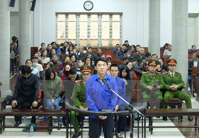 Bị cáo Saga đứng trước vành móng ngựa. (Ảnh: Nguyễn Cúc/TTXVN)