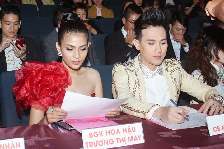 Ca sĩ Nguyên Vũ cũng trong vai trò BGK của cuộc thi. Ca sĩ Nguyên Vũ cũng trong vai trò BGK của cuộc thi.