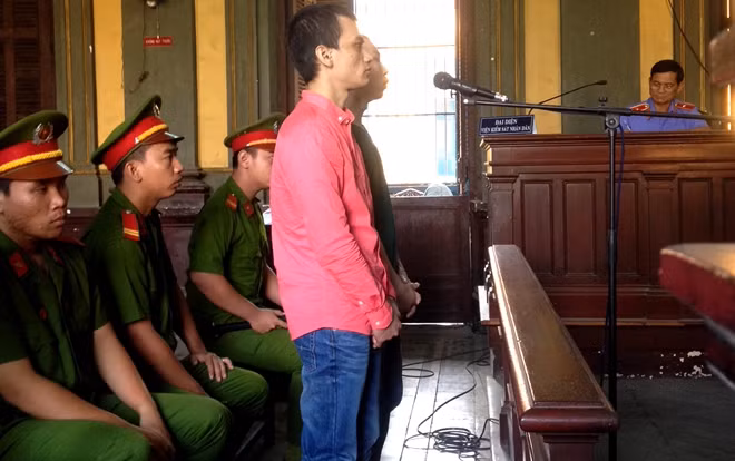 Hai bị cáo tại toà (Triệu áo hồng).