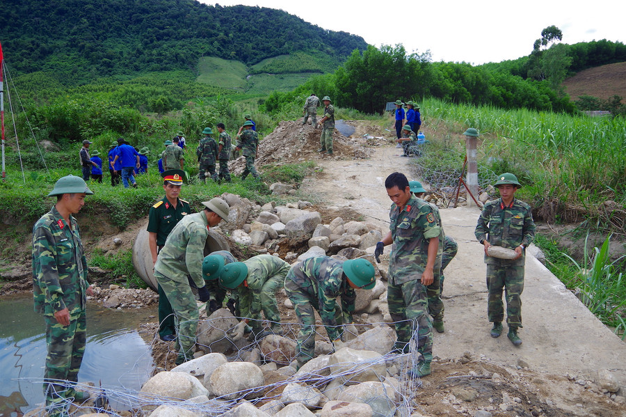 Cán bộ, chiến sĩ Lữ đoàn 368 tham gia tu sửa đường giao thông, góp phần giúp địa phương xây dựng nông thôn mới. Ảnh: Hồng Thi