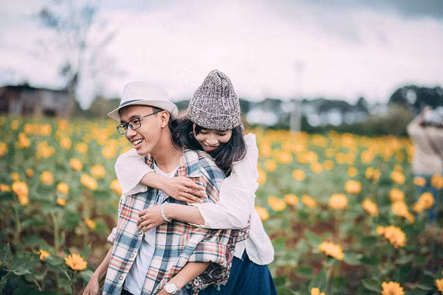 Mãi cho đến khi anh chàng Thanh Cảnh có việc lên Sài Gòn họ mới có cơ hội gặp lại. Sau buổi hẹn ấy cả hai đều nhận thấy tình cảm đối phương dành cho mình.