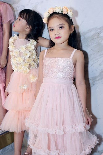 Tuy chỉ mới 6 tuổi nhưng bé Diễm Quỳnh đã có kinh nghiệm tham gia trình diễn cho Vietnam Junior Fashion Week mùa 1, 2 và 4.