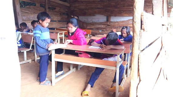 Phòng học tạm bợ của Trường Phổ thông dân tộc bán trú Tiểu học Tê Xăng. Phòng học tạm bợ của Trường Phổ thông dân tộc bán trú Tiểu học Tê Xăng.