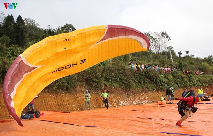 Với tên gọi “Bay trên mùa hoa tam giác mạch”, sự kiện bay dù trên Cao nguyên đá Đồng Văn lần thứ nhất là một phần của Lễ hội Hoa tam giác mạch lần thứ 3-2017 tại Cao nguyên đá Đồng Văn, diễn ra trong hai ngày 2-3/12/2017.