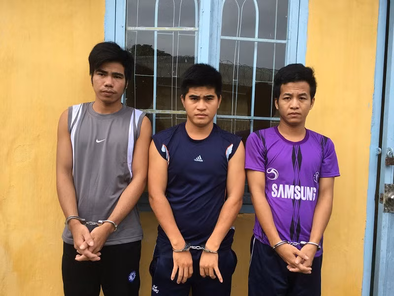 Tâm, Vạng, An (từ trái qua) tại công an.