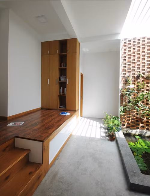 Vật liệu thô như gạch mộc, nền xi măng được sử dụng tối đa làm cho công trình càng gần hơn với thiên nhiên. Vật liệu thô như gạch mộc, nền xi măng được sử dụng tối đa làm cho công trình càng gần hơn với thiên nhiên.