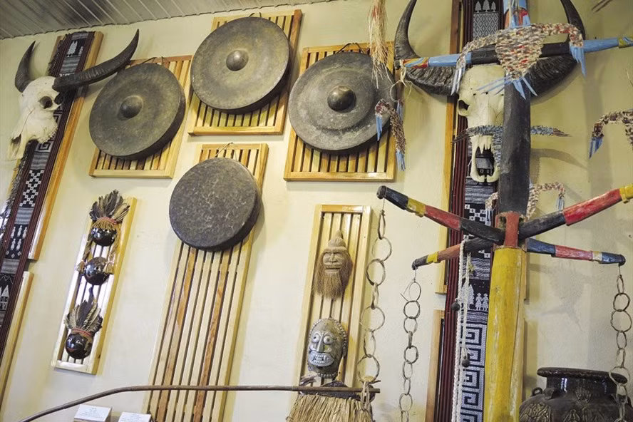 Một góc bảo tàng cấp xóm chứa đựng văn hóa đồng bào Churu.