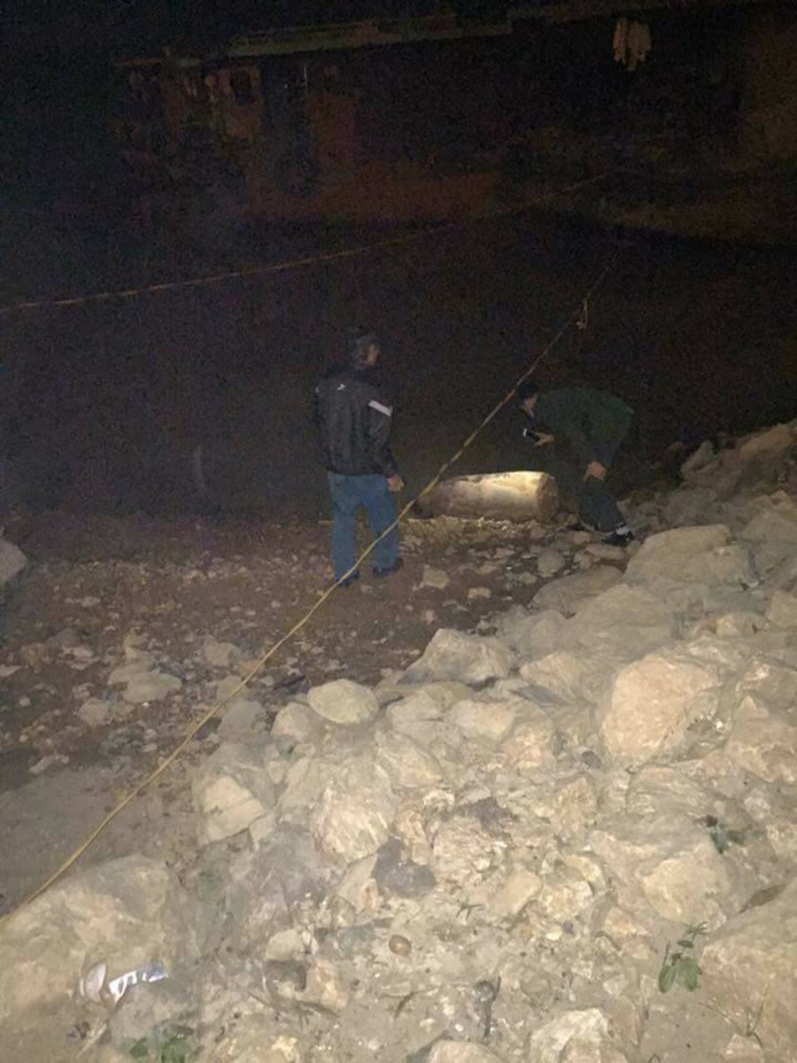 Ngay sau khi đưa quả bom vào bờ, người dân đã trình báo sự việc lên chính quyền để có phương án xử lý. Ảnh: NH.