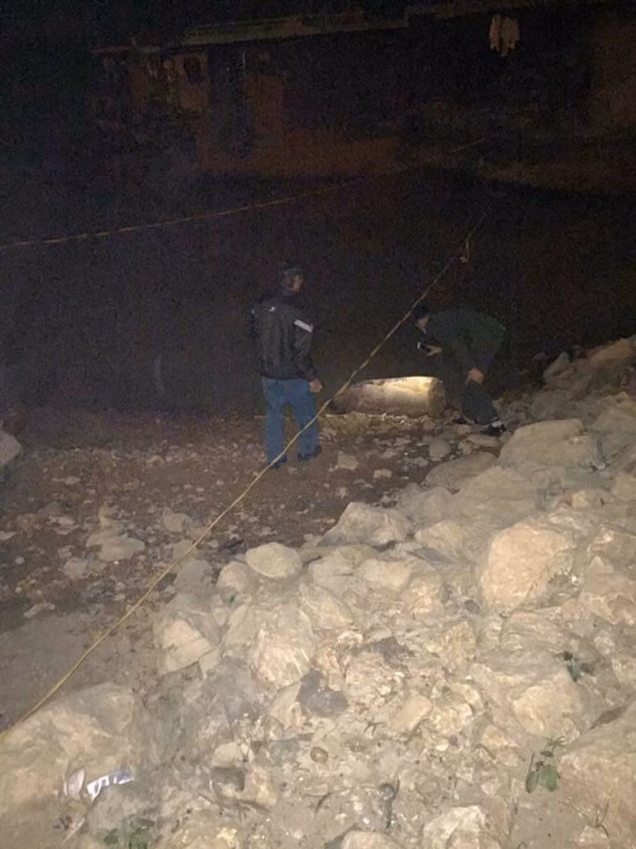 Ngay sau khi đưa quả bom vào bờ, người dân đã trình báo sự việc lên chính quyền để có phương án xử lý. Ảnh: NH.