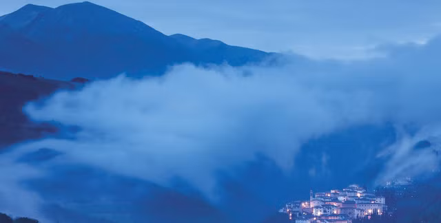 Nhiếp ảnh gia người Canada, David Noton chụp bức ảnh này tại Vườn Quốc gia Monti Sibillini, Umbria, Italy.