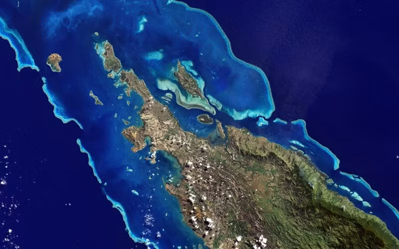 Hình ảnh từ không gian của hòn đảo New Caledonia, ngoài khơi nước Úc. Màu xanh nhạt là vùng nước nông, màu xanh đậm hơn thể hiện ở vùng biển sâu