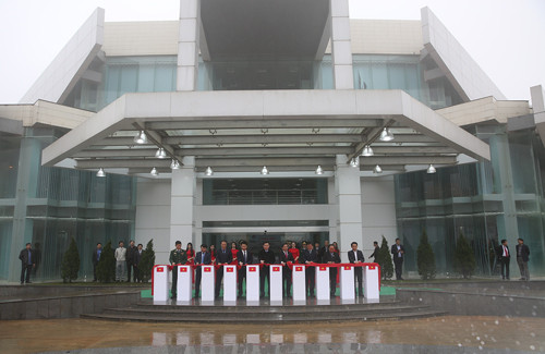 Các đại biểu cắt băng khánh thành công trình.