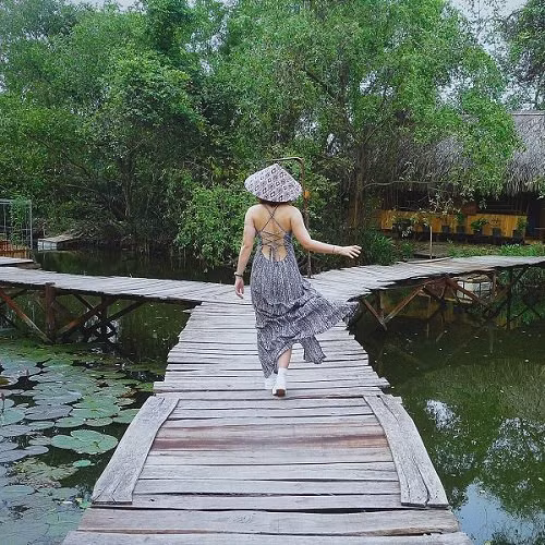 Những cây cầu nổi bằng gỗ độc đáo.