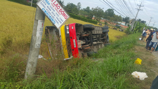 Xe buýt lật ngang, nằm dưới ruộng tại Quốc lộ 62.